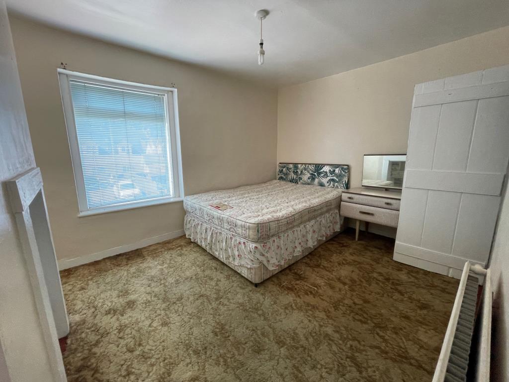 Lot: 95 - TWO-BEDROOM HOUSE FOR IMPROVEMENT - Bedroom with double bed